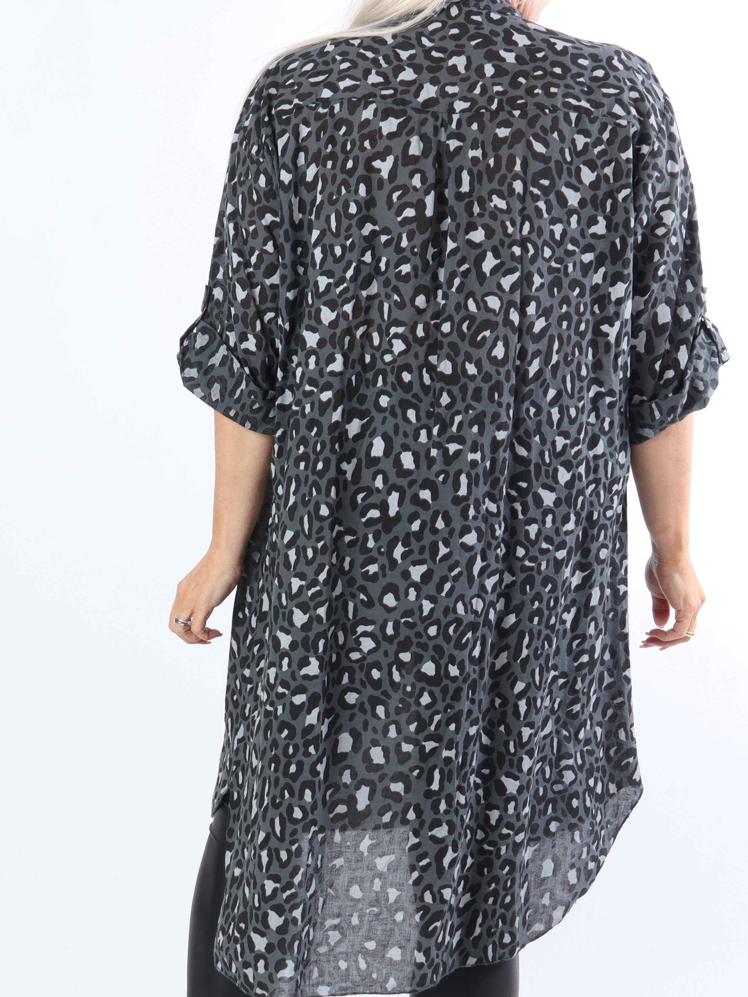 Pina - Plus size leopard skjorte med pailletlommer